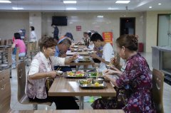 百里杜鹃：共享食堂 绘就避暑平易近生暖心画卷